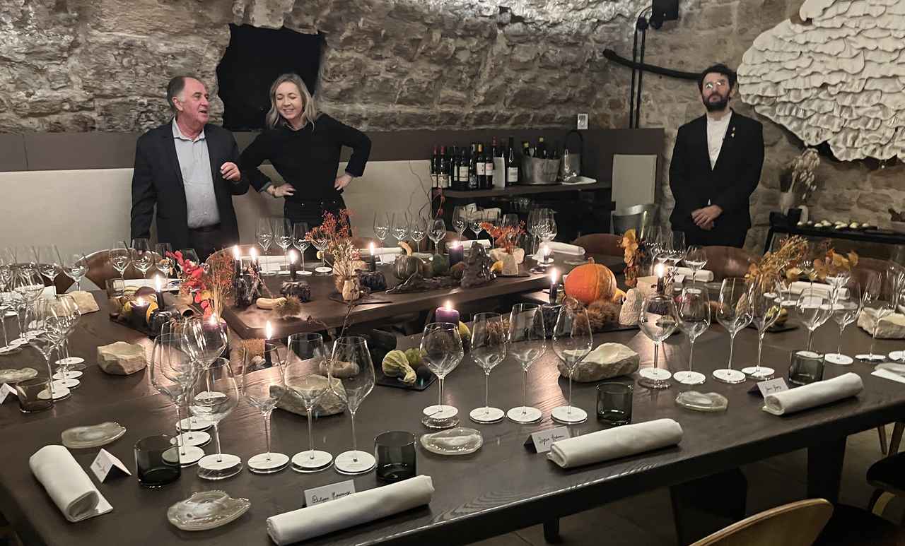 画像: 「ノーム」はパリ1区にある一つ星レストラン。大きなテーブルをゲスト全員で囲み、マタン・ザケン・シェフのクリエイティブな「おまかせ」メニューを楽しむというスタイルが話題になっている