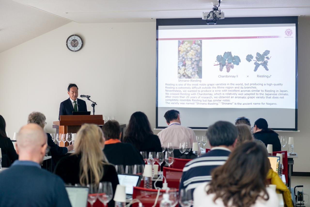 画像: 「マンズワイン」代表取締役社長の島崎 大氏によるプレゼンテーション