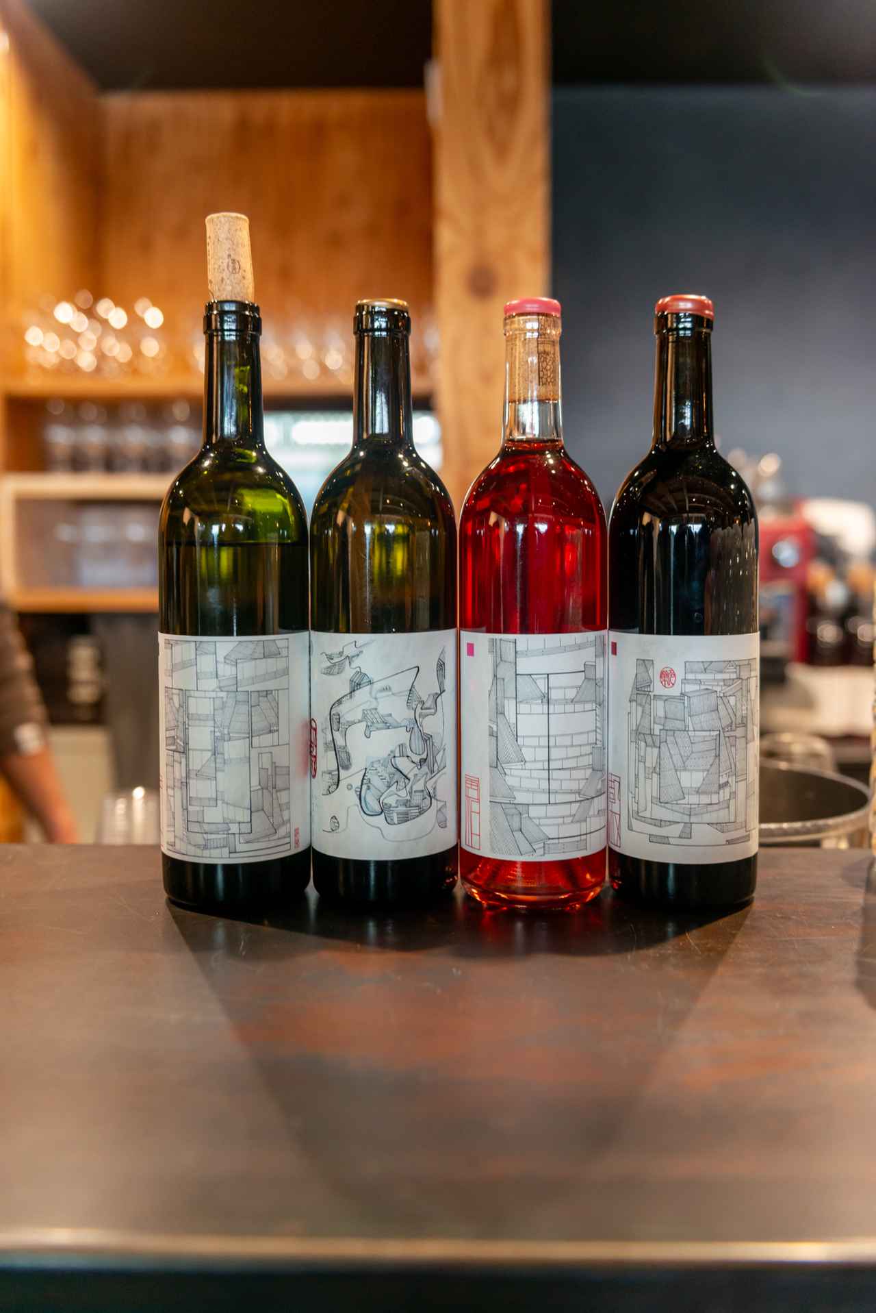 画像: 試飲ワイン『芒(NOGI)白2023年』『穀(KOKU) 白2020年』『霜(SOU)ロゼ2023年』『穀(KOKU)赤2023年』(左から)