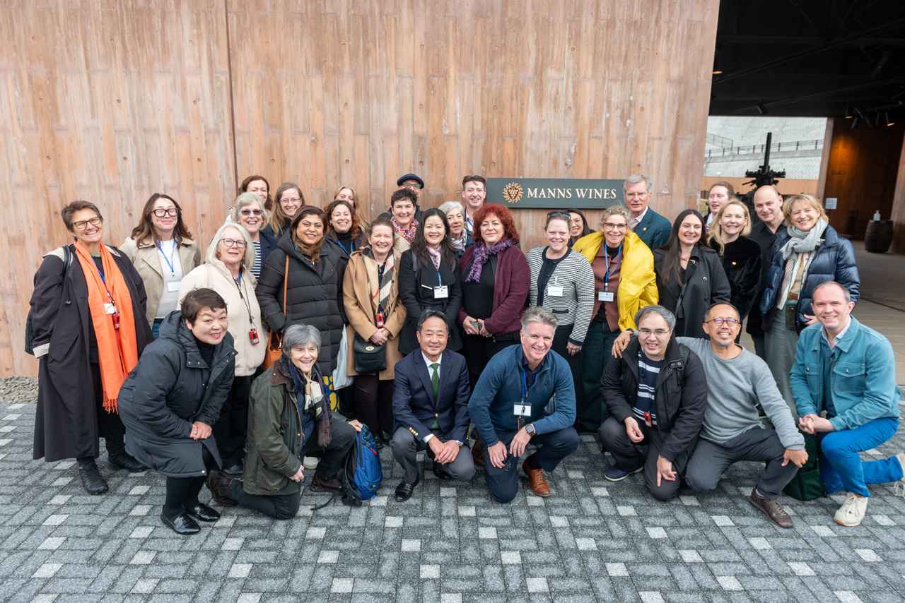 画像: 欧州、アメリカ、オーストラリア、南アフリカ、シンガポール、インドから合計30人のMWが参加した今回のツアー。訪問した「マンズワイン」で、代表取締役社長 島崎氏(前列左から3人目)と和やかに記念撮影