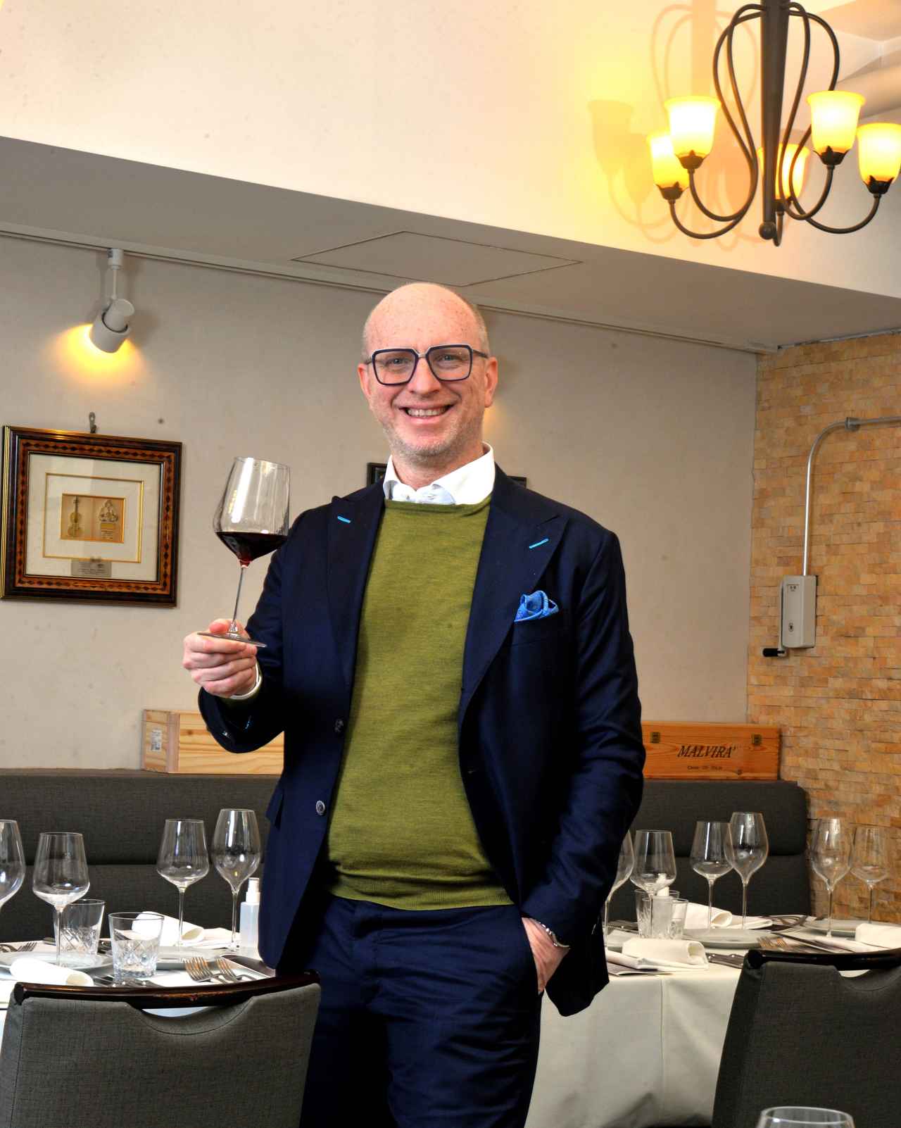 画像: チェーザレ・ベンヴェヌート氏は、「ピオ・チェーザレ」第5世代の当主の一人。前当主ピオ・ボッファ氏の逝去後、従姉妹のフェデリカ・ボッファ氏とともに継承・運営を担っている。撮影は、メーカーズディナーが開催された東京・港区の「リストランテ ラ チャウ」にて行った。ピエモンテ州にある本店は、ワイナリーの近くで営まれているという