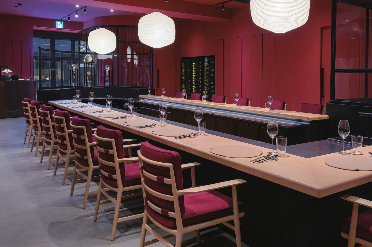 画像: カウンターに座ると、ウォータードリッパー越しに『ブリリアント143』のLEDが光る。LEDは店内の照度とシーンに合わせやすい4段階調光機能つき。カウンター台下には『ブリリアント 40』を2台導入し、バイ・ザ・グラスに備える