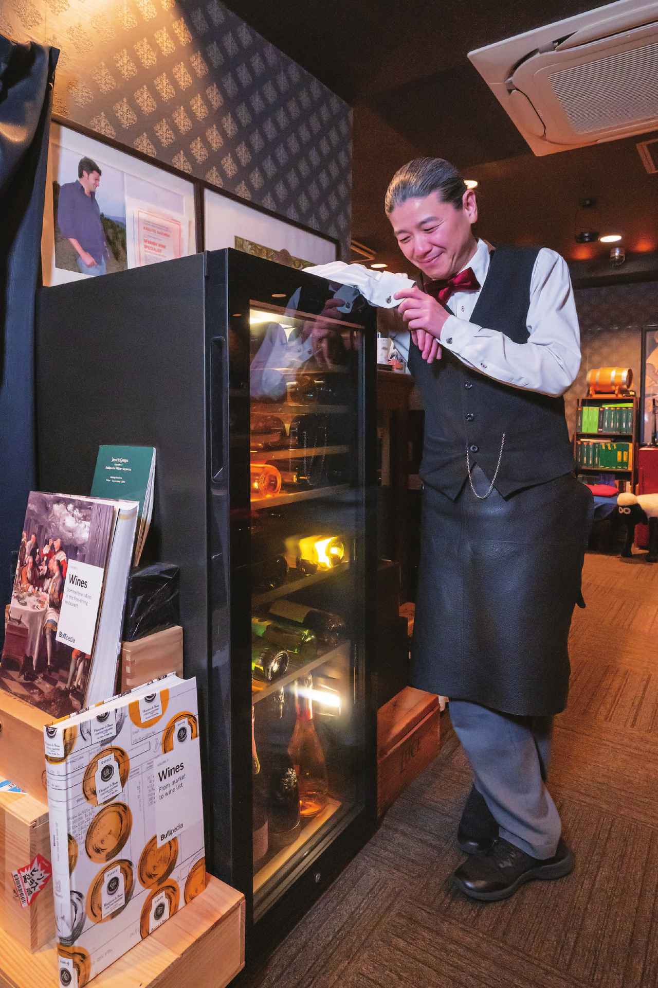 画像: 「今日はどのワインをどの位置に配置しようか」。ハイアールワインセラーを眺めているだけで幸せを感じるという櫻井氏