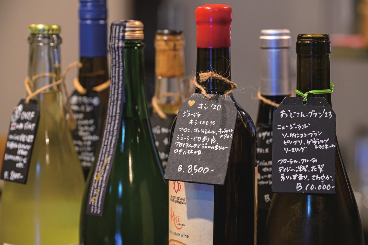 画像: ワインのボトルにはワイン名や産地、品種、テイスティングコメントを書いた札が付けてあるので、じっくり読みながら選ぶことができる