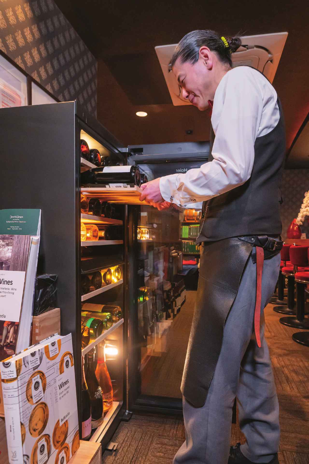 画像: 大容量タイプの『192Lワインセラー JQ-F192A』で高さ1270mm。上段でも見上げることなくボトルを探し出せ、空間的な圧迫感も少ない。