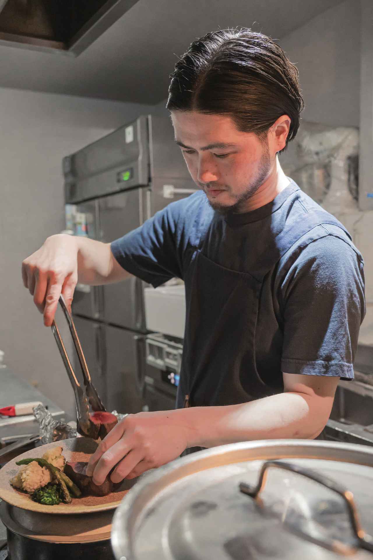 画像: シェフの桜井 乗氏は青山のビストロなどで経験を積んだ。神保町は学生時代を過ごした、ゆかりのある土地