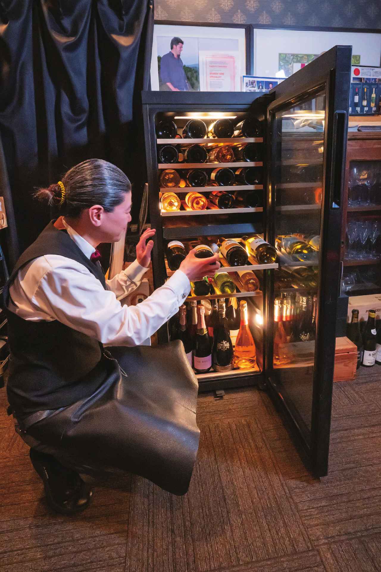 画像: 温もりのある木製ラックを照らす明るすぎないLED庫内灯は、薄暗い飲食店にもよく馴染む