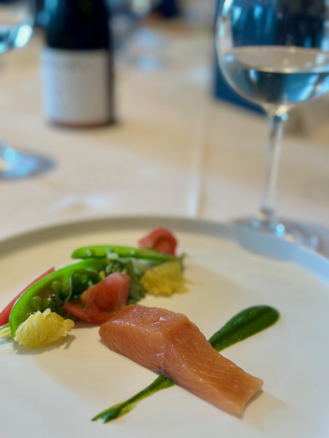 画像: イベントでは料理とのペアリングも提案。「桜鯛のミキュイと菜の花 酢橘ドレッシング」との組み合わせについて、田邉公一は「ワインならさんのペアリングになりますね。ロワールのソーヴィニヨン・ブランを合わせたくなります」とコメント。そのうえで、「日本酒にはアミノ酸や乳酸、コハク酸があるので、ワインとはまた違うペアリングが楽しめます。料理に旨味を重ねていくような感覚です」と、日本酒ならではの魅力を語った