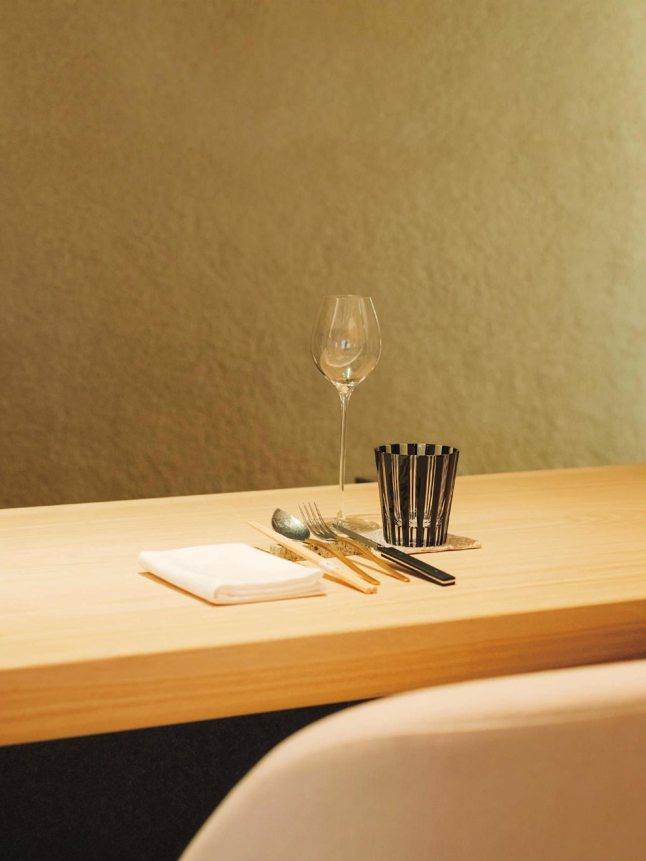 画像: フレンチをベースに日本の風土料理をガストロノミーへと昇華させた料理とペアリングで話題を集める「Restaurant O」では、1日100脚以上のワイングラスを使用するという