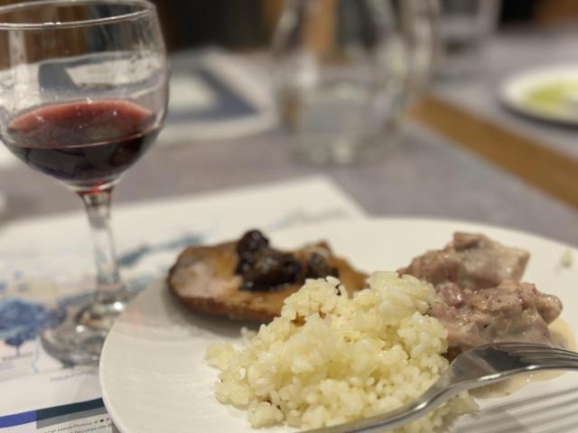 画像: 鶏肉のフリカッセのやさしい旨味とクリーミーなソースには、ロワールの赤ワインがしなやかに寄り添う。とくにカベルネ・フラン主体の赤は、軽やかな果実味と穏やかなタンニンが特徴で、鶏肉の繊細な味わいを損なわない。ほのかなスパイス香や土っぽさがクリームの風味とも美しく調和し、料理に奥行きを与えてくれる