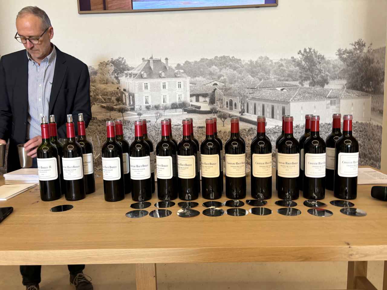 画像: 20年以上にわたりシャトー・オ・バイイのワイン造りを支え、シャトー・オ・バイイをボルドー最高峰の評価へと導いたガブリエル・ヴィレール氏(左)