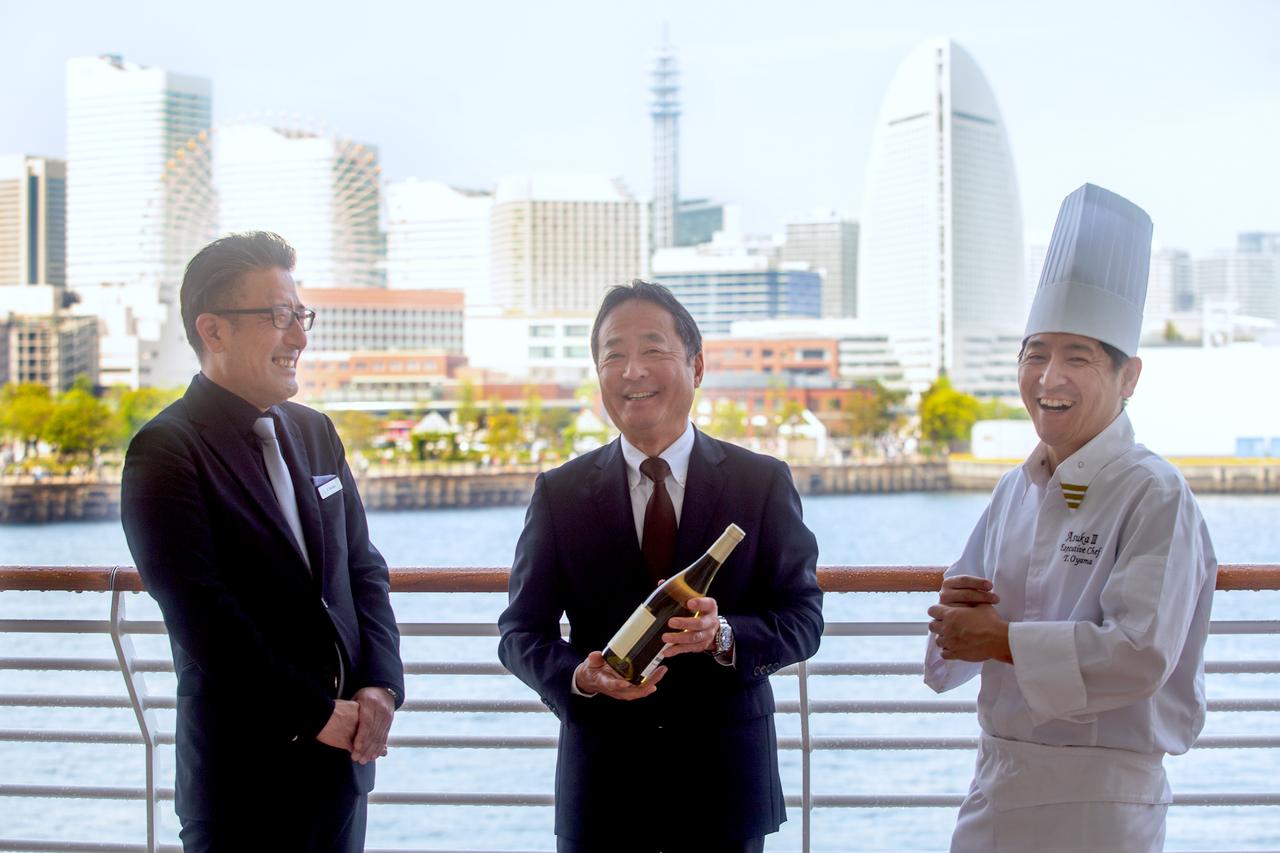 画像: マンズワイン代表取締役社長 島崎大氏(中央)、飛鳥Ⅲ 総料理長 大山拓也氏(右)、飛鳥ⅢデュプティF&Bサービスマネージャー 浜野賢一氏(左)