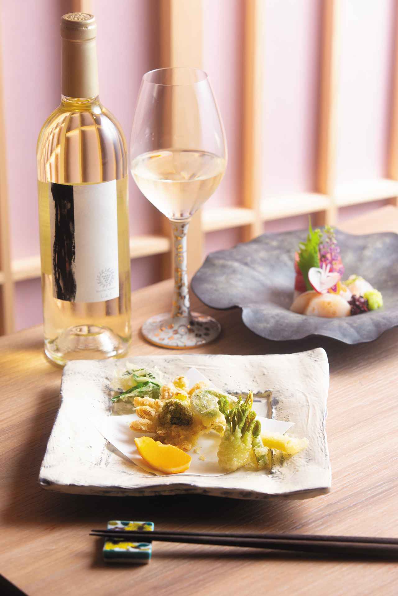 画像: 旬の食材の味わいをさまざまな調理法で味わう和食。「季節の天ぷら」と「お造り」に合わせたのは「あまつひ」シリーズの白ワイン『しふく』。奥ゆかしい香り、ピュアでクリーンで、それでいて旨味を感じさせる味わいが、和食の繊細な味わいに寄り添う