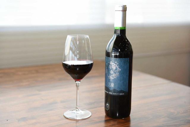 画像: 「サクラアワード2026」でDIAMOND TROPHYを受賞した赤『三座』。ヤマソーヴィニヨンを軸にメルロやヤマブドウをブレンドし、古樽で11カ月熟成。カシスやクローヴの香りが重なり、心地よい余韻が続く