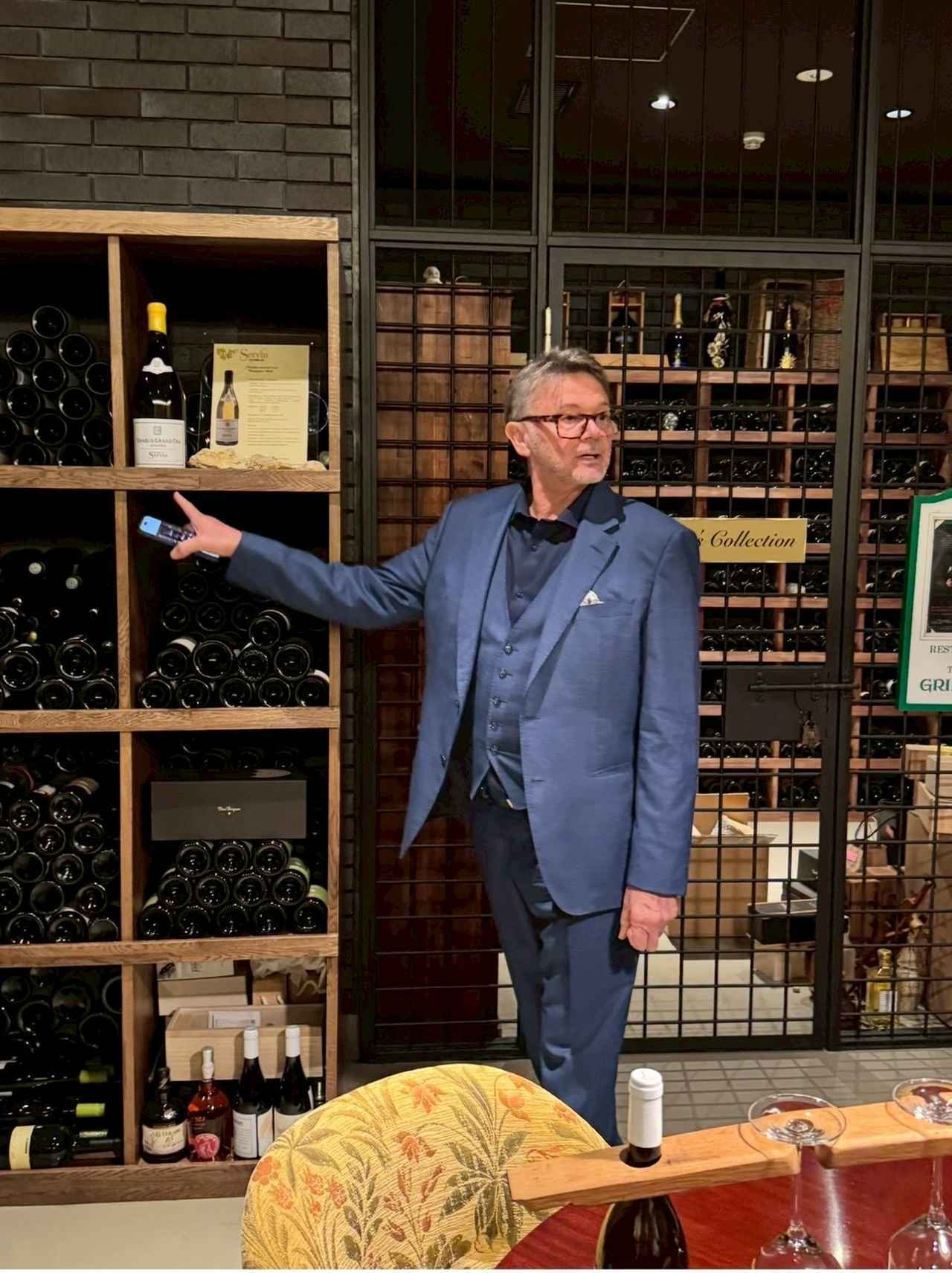 画像: 「NIKI Hills Winery」のワインセラーを視察するトルシエ氏。熟成環境や醸造設備を確認し、仁木町のワイン造りのこだわりと可能性について理解を深めた
