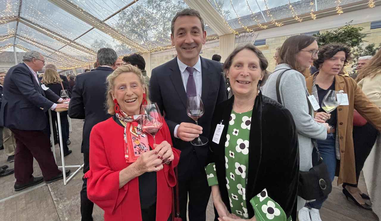 画像: 左からマノンクール夫人、総支配人のフレデリック・フェイ氏、オーナー代表のブランディンヌ・ド・ブリエ・マノンクールさん