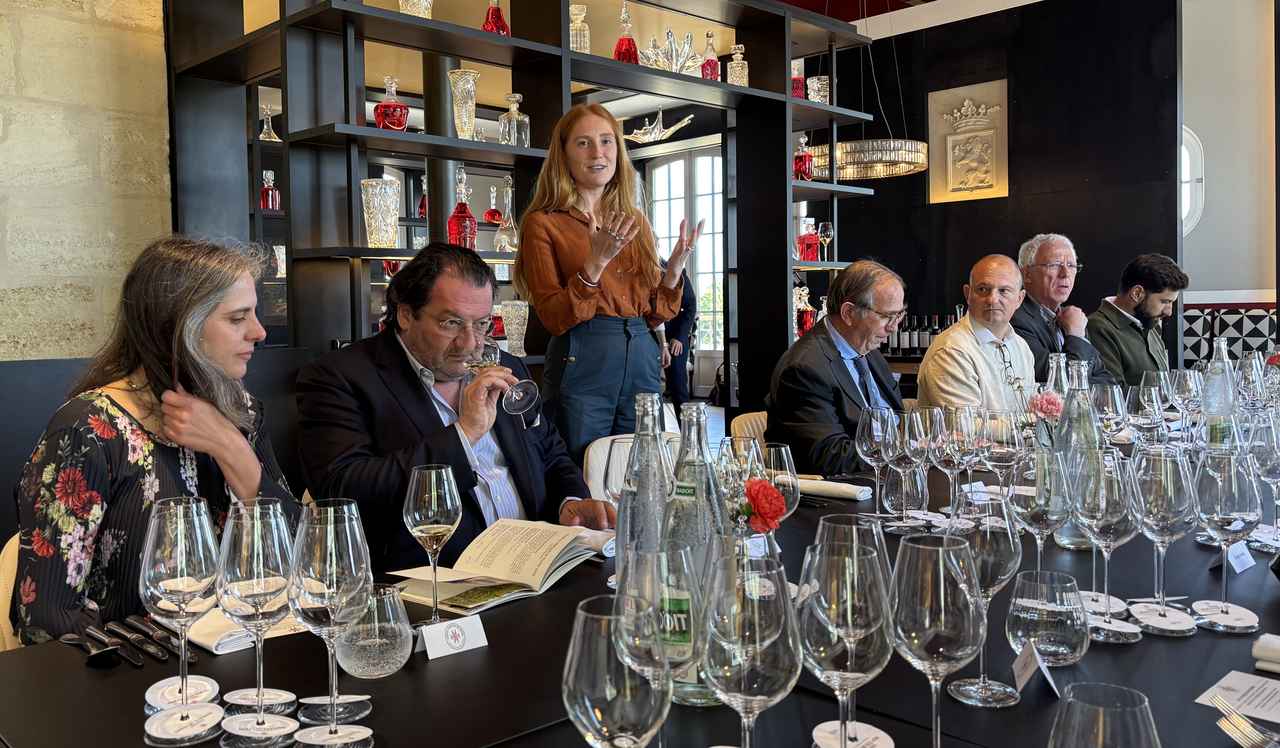 画像: シャトー・マルキ・ド・テルム内にあるガストロノミーレストランで開かれた記念昼食会。挨拶するパロマ・セネクローズ氏
