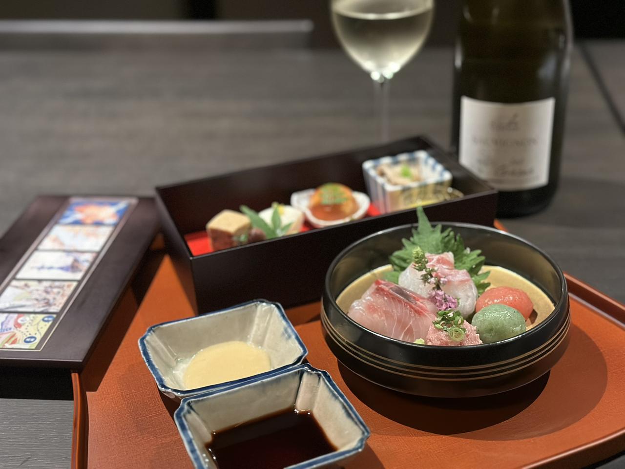 画像: 群馬県民にはおなじみの「上毛かるた」をデザインした特注木箱で楽しむ「宝楽盛り」