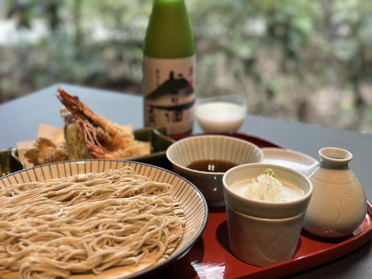 画像: つなぎ(小麦粉など)を一切使わない、地粉と水だけで丹念に打ち上げる十割蕎麦。鰹・昆布・干し椎茸から引かれた「三段つゆ」で味わえる