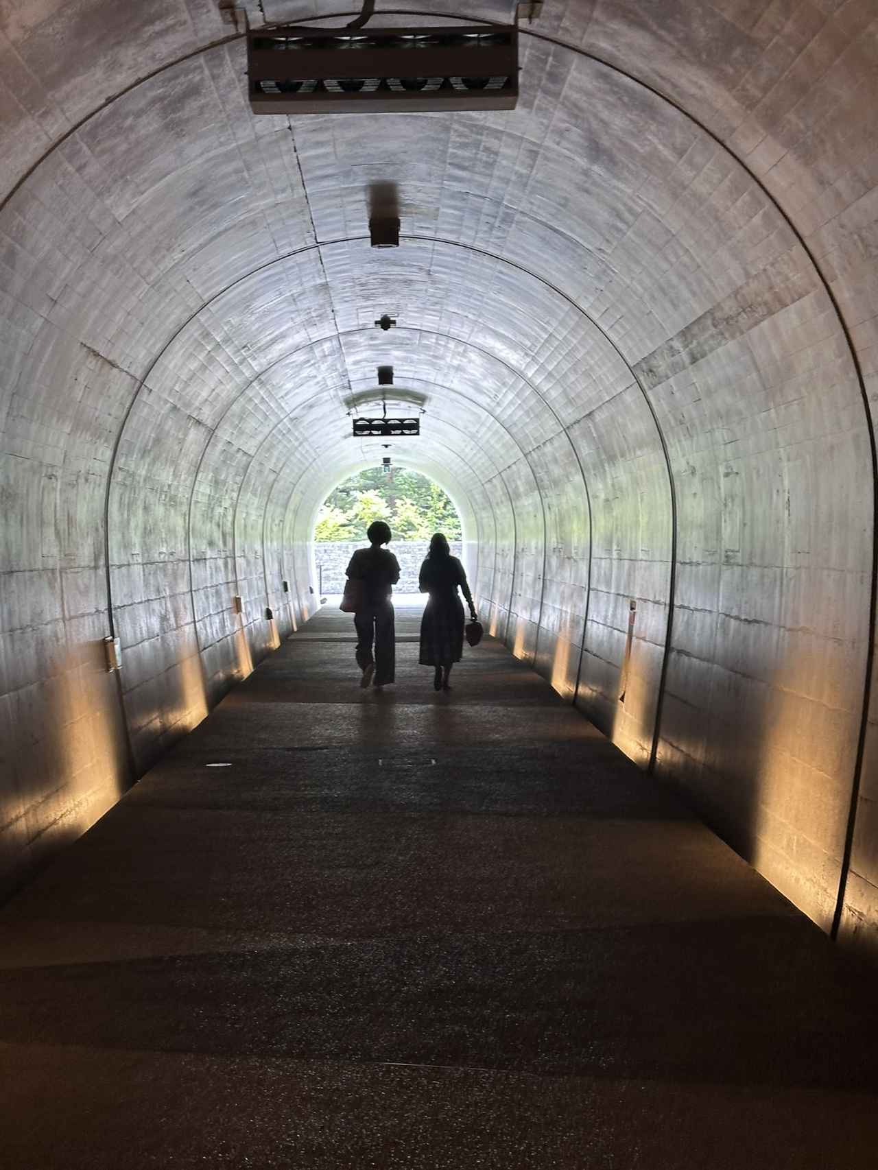 画像: トンネルを抜けた先に広がるのは、湯けむり漂う草津温泉街。旅気分が一気に高まる
