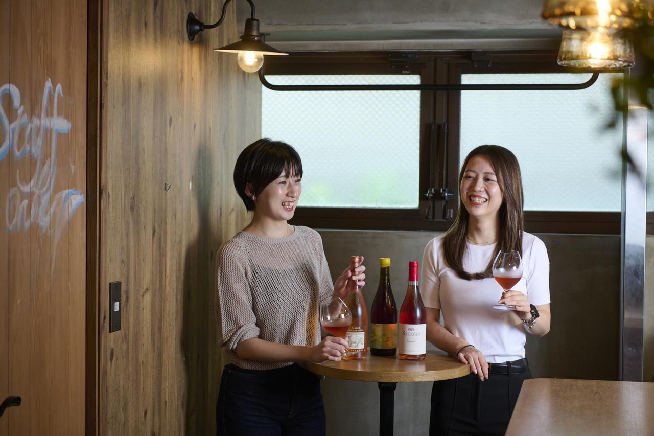 画像: 「ロオジエ」アシスタントヘッドソムリエ・松本有佑子さん(左)、「ブルガリホテル東京」ソムリエ・藤谷 凜さん