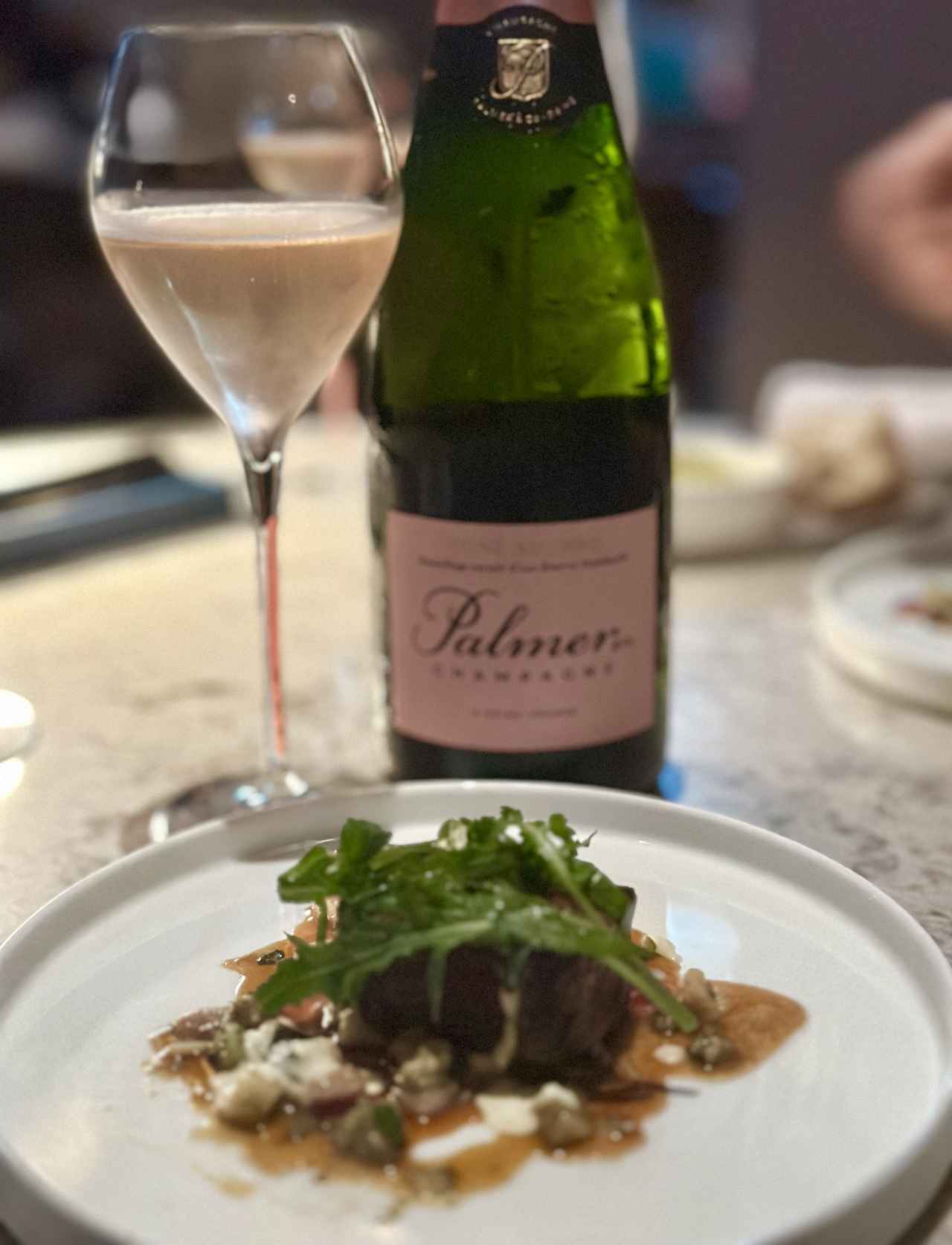 画像: シャンパーニュ・パルメ『ロゼ・ソレラ』×「 常陸牛 炭火焼、夏野菜のラヴィゴット、山わさび」 炭火で香ばしく焼き上げた常陸牛には『ロゼ・ソレラ』の果実味とさわやかな酸を。夏野菜のラヴィゴットや山わさびの風味がアクセントとなり、肉の旨味を際立たせる