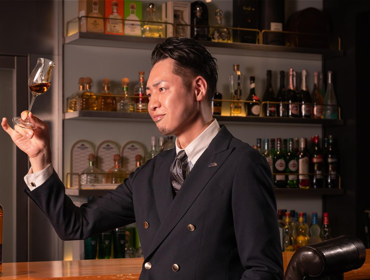 画像: 野間 真吾氏 Shingo NOMA 広島市出身。18歳よりホテル・飲食店で経験を積み、2013年に 独立。「The Bar Top Note」をはじめ、広島市内で3店舗のオーセンティックバーを展開するほか、フレーバーティー専門店など計5店舗を手掛ける。国内外のカクテルトーナメントで多数受賞。卓越した技術と知識を持つバーテンダーとして知られ、「50 Best Discovery」にも選出されるなど、世界からも注目を集めている