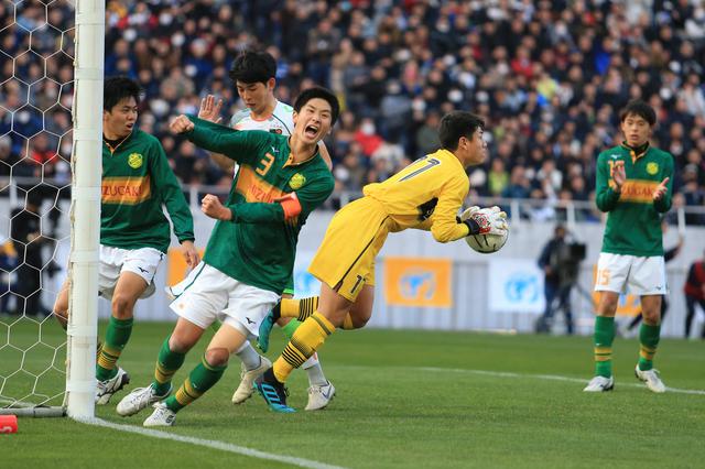 画像: GK野知がキャッチした瞬間、阿部が叫ぶ(写真◎福地和男)