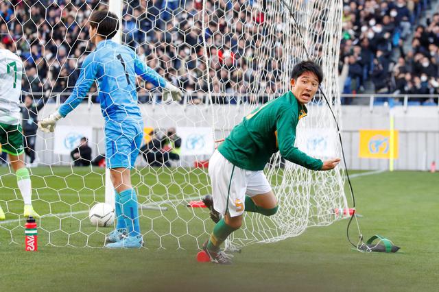 画像: ヘッドで3点目を決めた中谷。ゴールの中にはボールが(写真◎近藤俊哉)