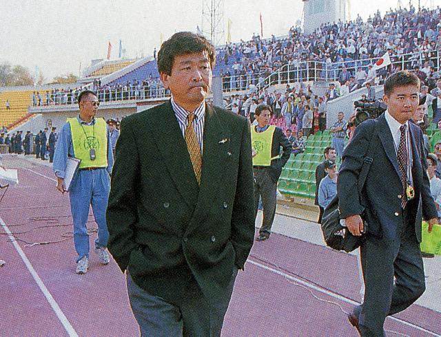 画像: カザフスタンと引き分け、厳しい表情で引き揚げる加茂監督。この4時間半後に更迭された(写真◎BBM)