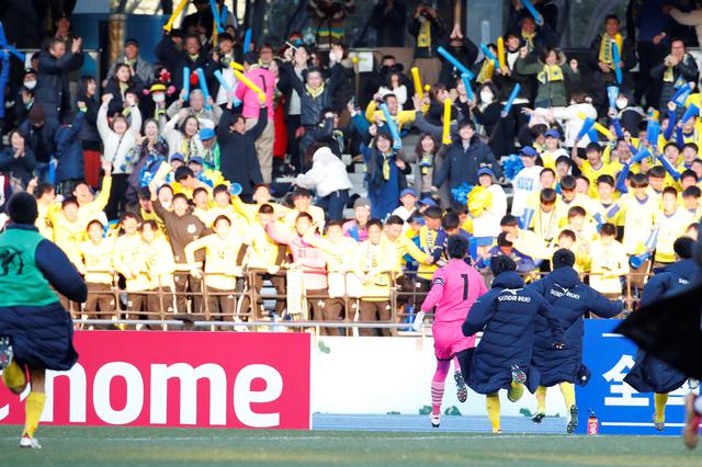 画像: 10人目を止めて勝利を引き寄せた佐藤は、逆サイドのスタンドまでダッシュ。歓喜に沸く応援団の下に駆け寄った(写真◎近藤俊哉)