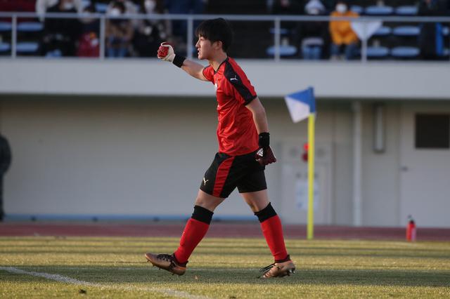 画像: 山田のキックを止めた富山一GK中村がガッツポーズ(写真◎佐藤博之)