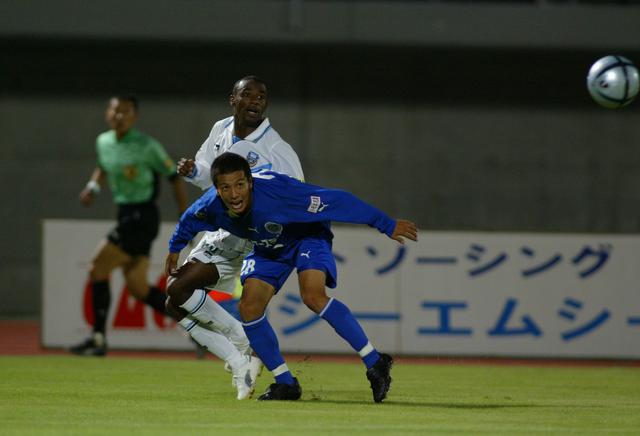画像: 2004年9月26日の川崎フロンターレ戦。ジュニーニョとの攻防は語り草(写真◎J.LEAGUE)