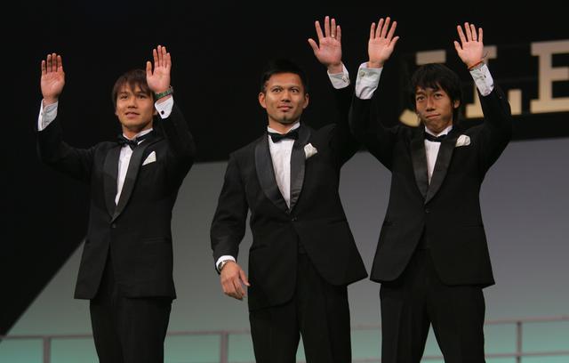 画像: 2006年にはJリーグベスト11に選ばれた。川崎Fのチームメイト、我那覇和樹(中央)、中村憲剛(右)とともに歓声に応える(写真◎J.LEAGUE)