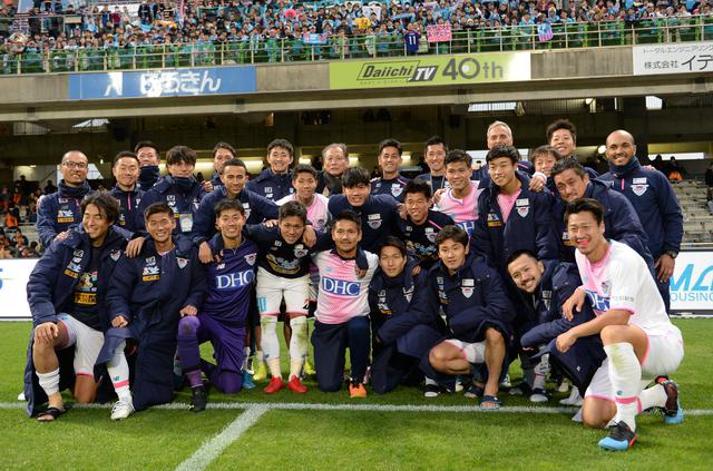 画像: 2019年12月7日、J1最終節の清水戦終了後、鳥栖の仲間とともに(写真◎J.LEAGUE)