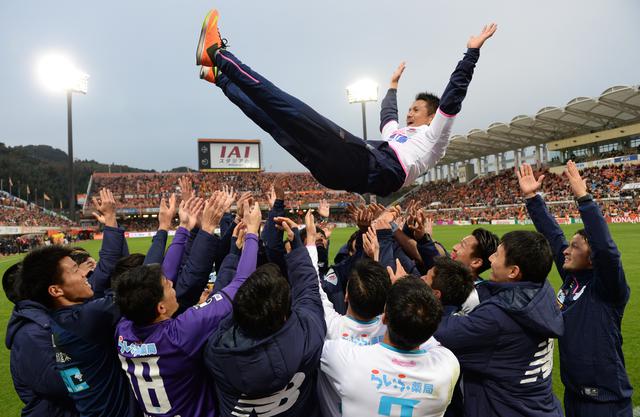 画像: 2019年12月7日。仲間に胴上げされる谷口(写真◎J.LEAGUE)