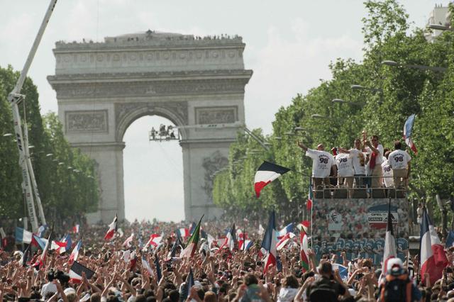 画像: 大勢の国民がシャンゼリゼ通りを埋め尽くし、フランス代表とともに勝利を祝った(写真◎Getty Images)