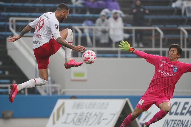 画像: D・ヴィエイラ、L・ペレイラ(写真左)のゴールで横浜FCを破った広島(写真◎J.LEAGUE)