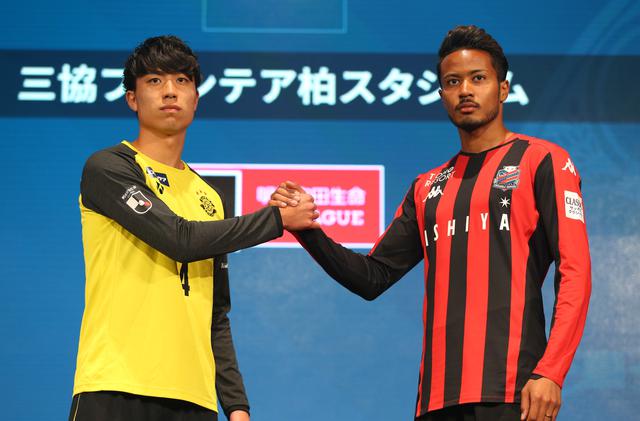 画像: 開幕戦の相手、札幌の鈴木武蔵と。ホームでの開幕戦は負けられない!(写真◎J.LEAGUE)