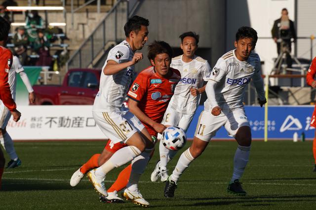 画像: 松本は鈴木(左)と阪野(右)の得点で愛媛に逆転勝ち(写真◎J.LEAGUE)