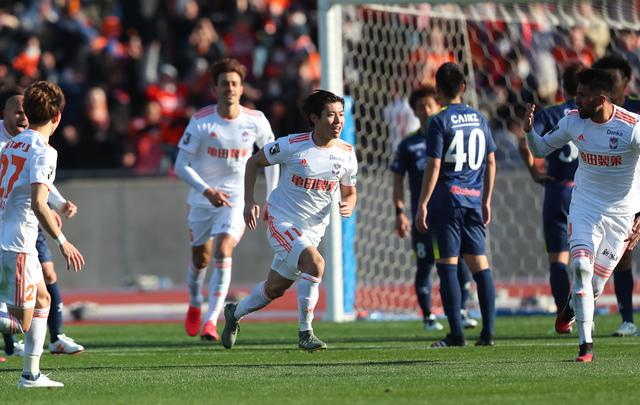 画像: ゴールを決めた渡邉がベンチに向けて、歓喜の疾走!(写真◎J.LEAGUE)