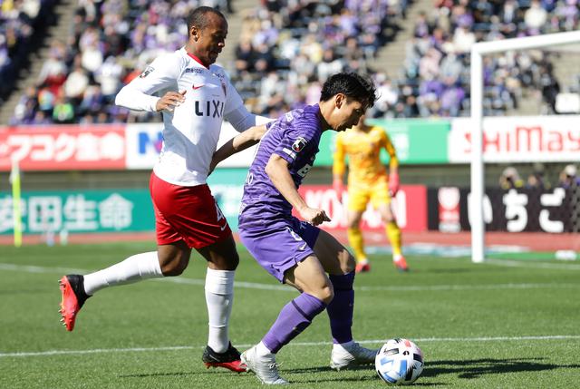 画像: 川辺は鹿島戦で攻守に存在感を示した(写真◎J.LEAGUE)