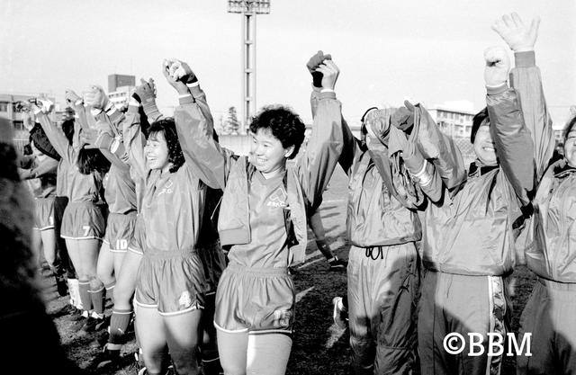 画像: この年にスタートした日本女子リーグは6チームの総当たりで行なわれ、清水FCが優勝。MVPは清水の半田悦子が受賞(アシスト王も)。得点王にも同じ清水の周台英が輝いている(写真◎BBM)