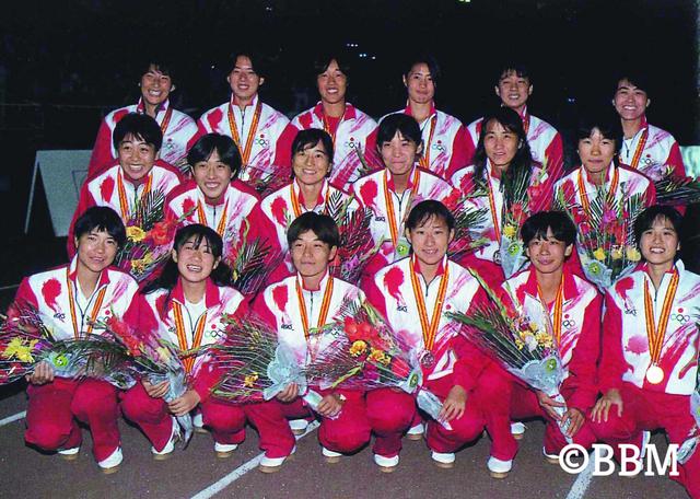 画像: アジア大会で銀メダルの女子代表。後列左から本田、坂田、松田、野田、水間、加治。中列左から松永、弘中、半田、木岡、鈴木、山口。前列左から高萩、渡辺、黒田、手塚、長峯、高倉(写真◎BBM/サッカーマガジン)