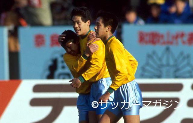 画像: 高校選手権の得点王に輝いたのは7点を挙げた帝京の松波正信だった(中央/写真◎サッカーマガジン)