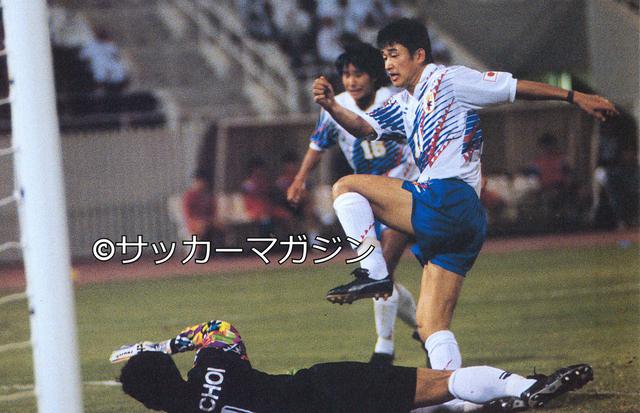 画像: 10月25日、追い詰められていた日本はカズの1点を守り抜き、W杯予選で韓国に勝利。1位に順位を上げたが…(写真◎サッカーマガジン)