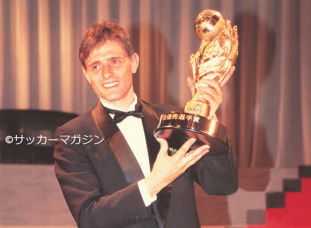 画像: JリーグMVPに輝いた名古屋のドラガン・ストイコビッチ(写真◎サッカーマガジン)