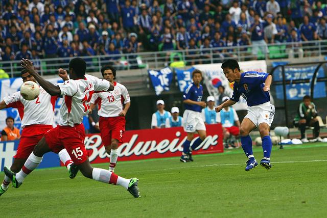 画像: 3戦目のチュニジア戦は森島(写真右)と中田英寿の得点で勝利を飾った(写真◎Getty Images)