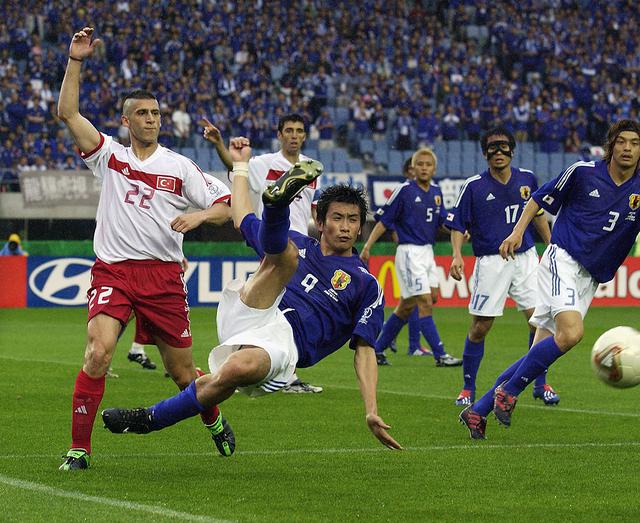 画像: 決勝トーナメント1回戦のトルコ戦は西澤明訓(写真)と三都主が2トップを組んだがゴールは遠かった(写真◎Getty Images)