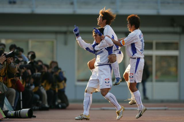 画像: J1最終節の川崎F戦でチーム2点目を挙げた宮本を仲間が祝福する(写真◎J.LEAGUE)